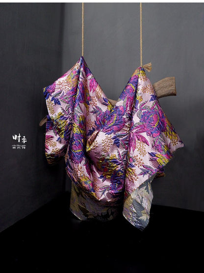 Tissu jacquard à fil doré : motif floral 3D violet et bleu, largeur 140 cm