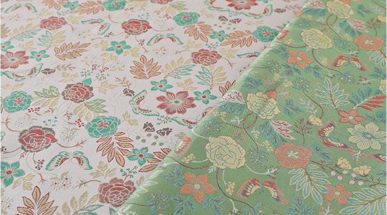 Tissu brocart jacquard à motifs floraux : pour la confection de kimonos japonais, largeur 142 cm (56 pouces).