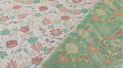 Tissu brocart jacquard à motifs floraux : pour la confection de kimonos japonais, largeur 142 cm (56 pouces).