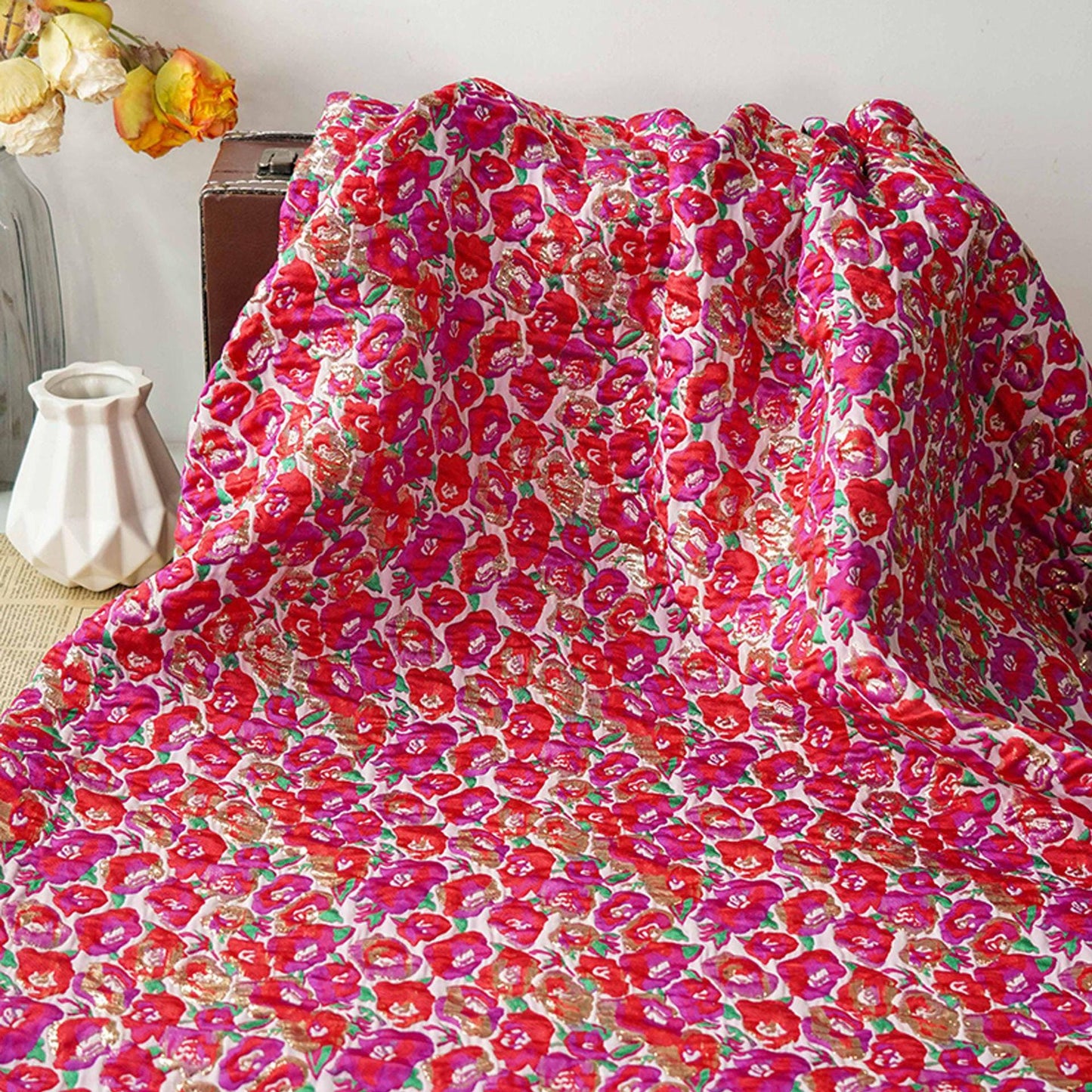 Tissu jacquard floral à fil doré : rouge et rose, 3D, pour ameublement, costumes et décoration - 137 cm de large