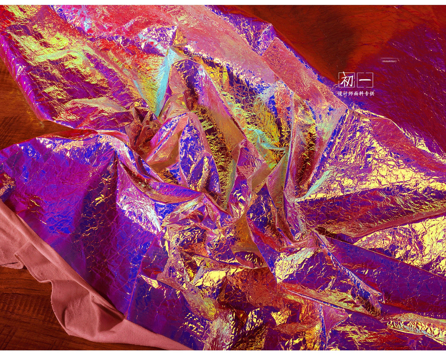 Tissu TPU irisé : texture froissée laser Symphony, 135 cm de large