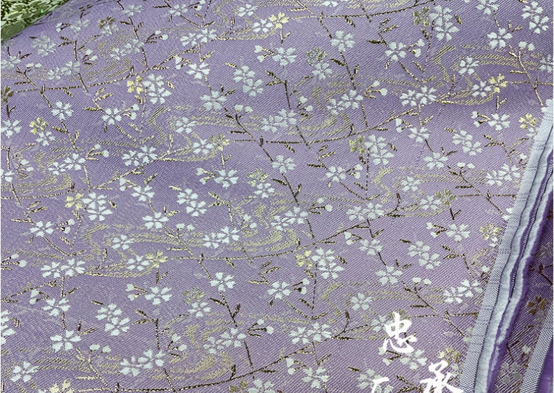 Tissu brocart Nishijin Ori : Robe kimono japonaise lilas, fil d'or (55 pouces de large)