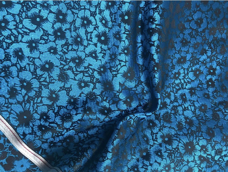 Tissu brocart à motifs floraux : jacquard de soie et rayonne, tissu pour costumes