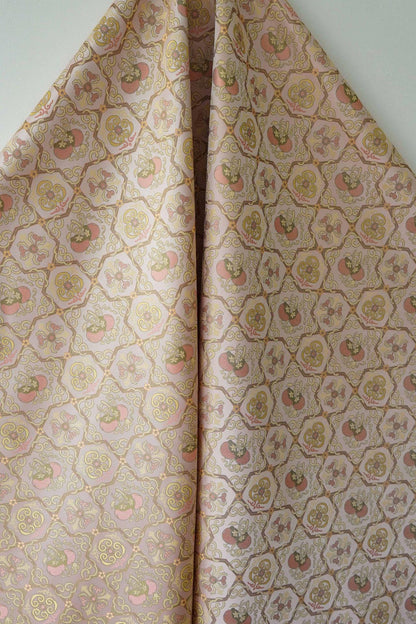 Tissu cheongsam en brocart rose clair : Huit trésors Ruyi, 150 cm de large