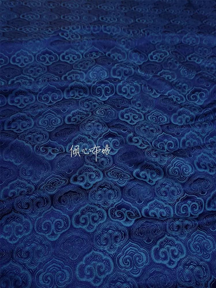 Tissu brocart nuageux : jacquard de soie et rayonne, tissu pour costumes