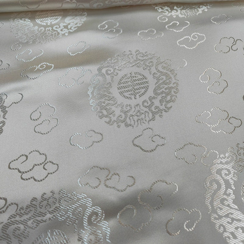 Tissu brocart floral métallisé blanc : rayonne de 114 cm de large, vendu au mètre
