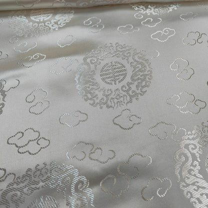 Tissu brocart floral métallisé blanc : rayonne de 114 cm de large, vendu au mètre