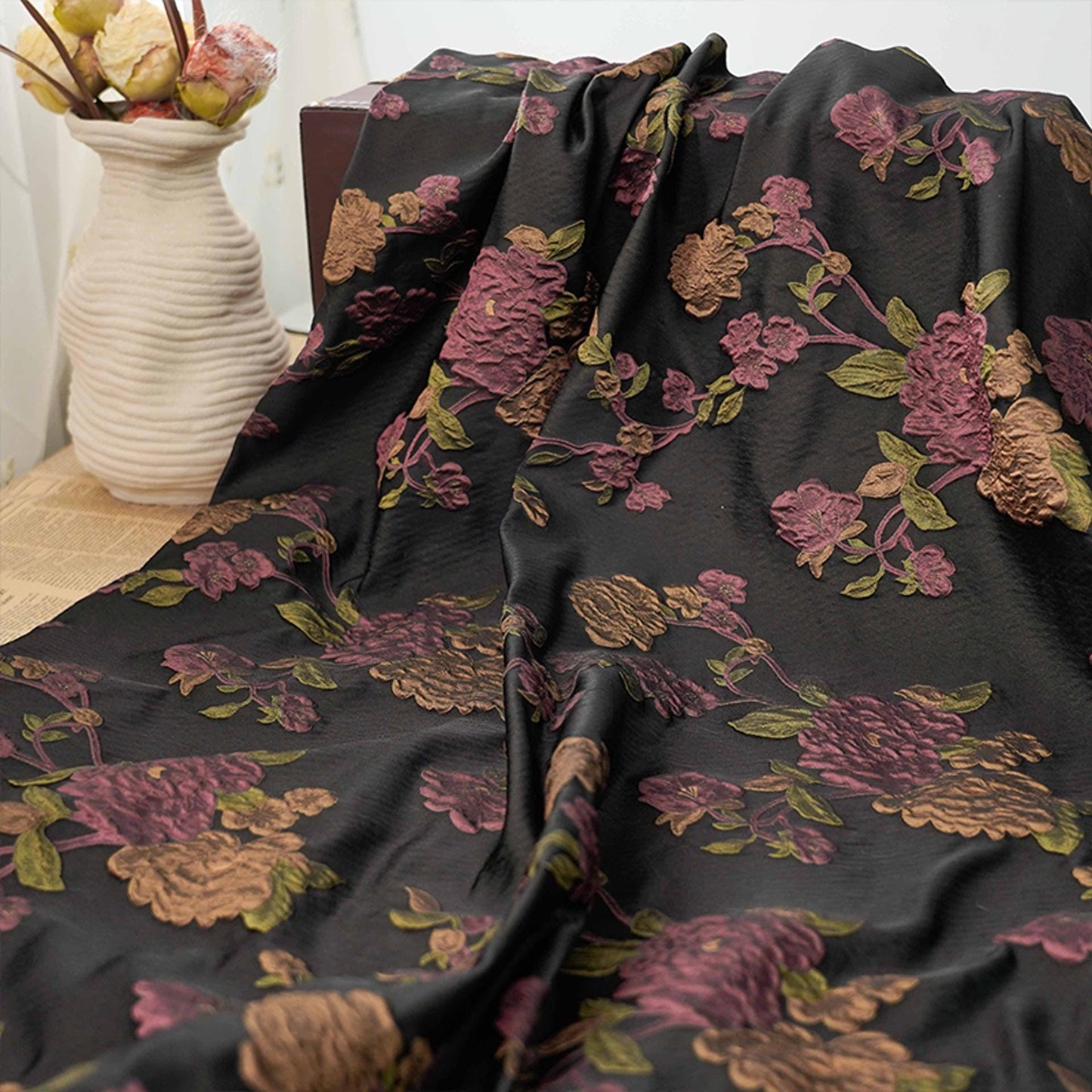 Tissu jacquard à motif floral et fils dorés : Tissu de créateur Vintage Palace, 147 cm de large