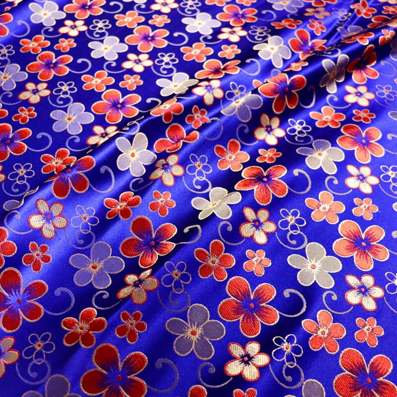 Brocart de soie à motif floral : 75 cm de large. Idéal pour l’ameublement, les costumes et la décoration.