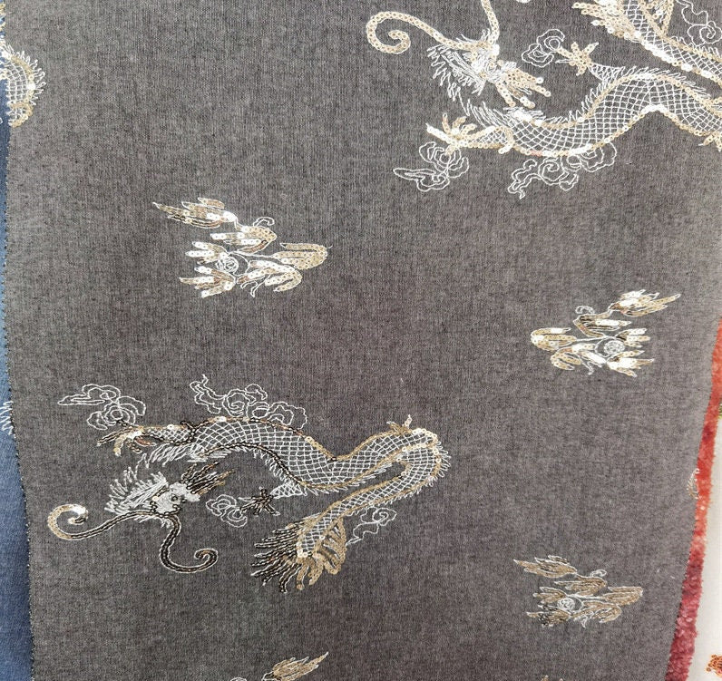 Tissu denim brodé de dragons : coton tissé jacquard, 124 cm