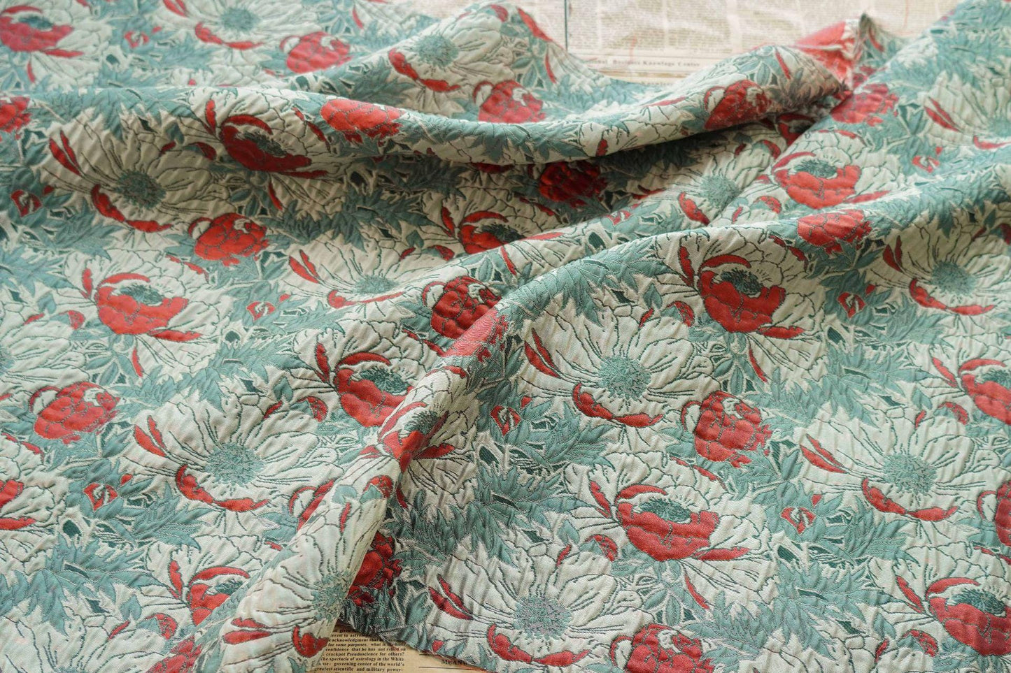 Tissu jacquard à motif floral : fil rouge et rose doré, 137 cm de large