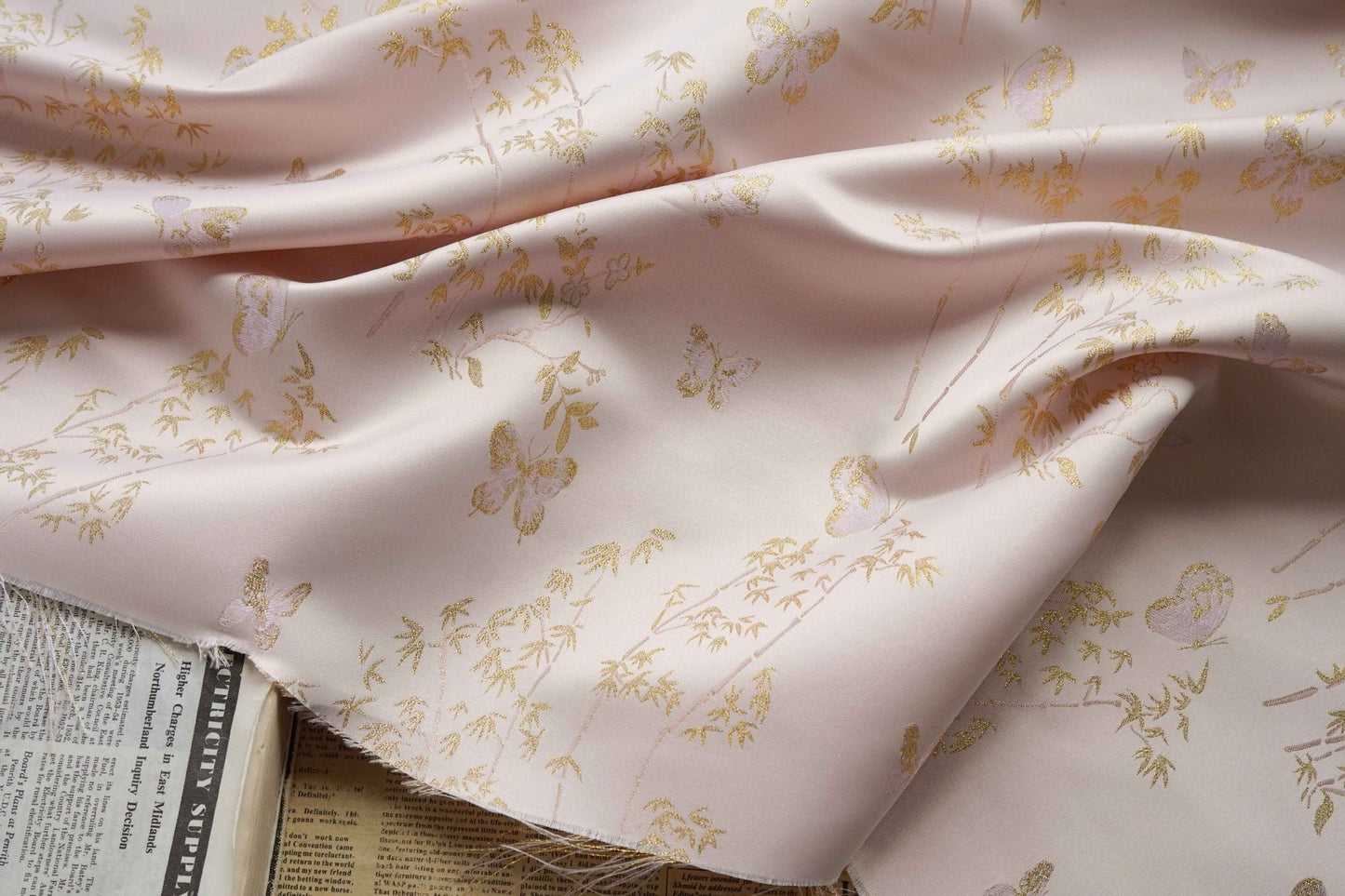Tissu brocart papillon : Tissu kimono Nishijin à fil d'or (au mètre)