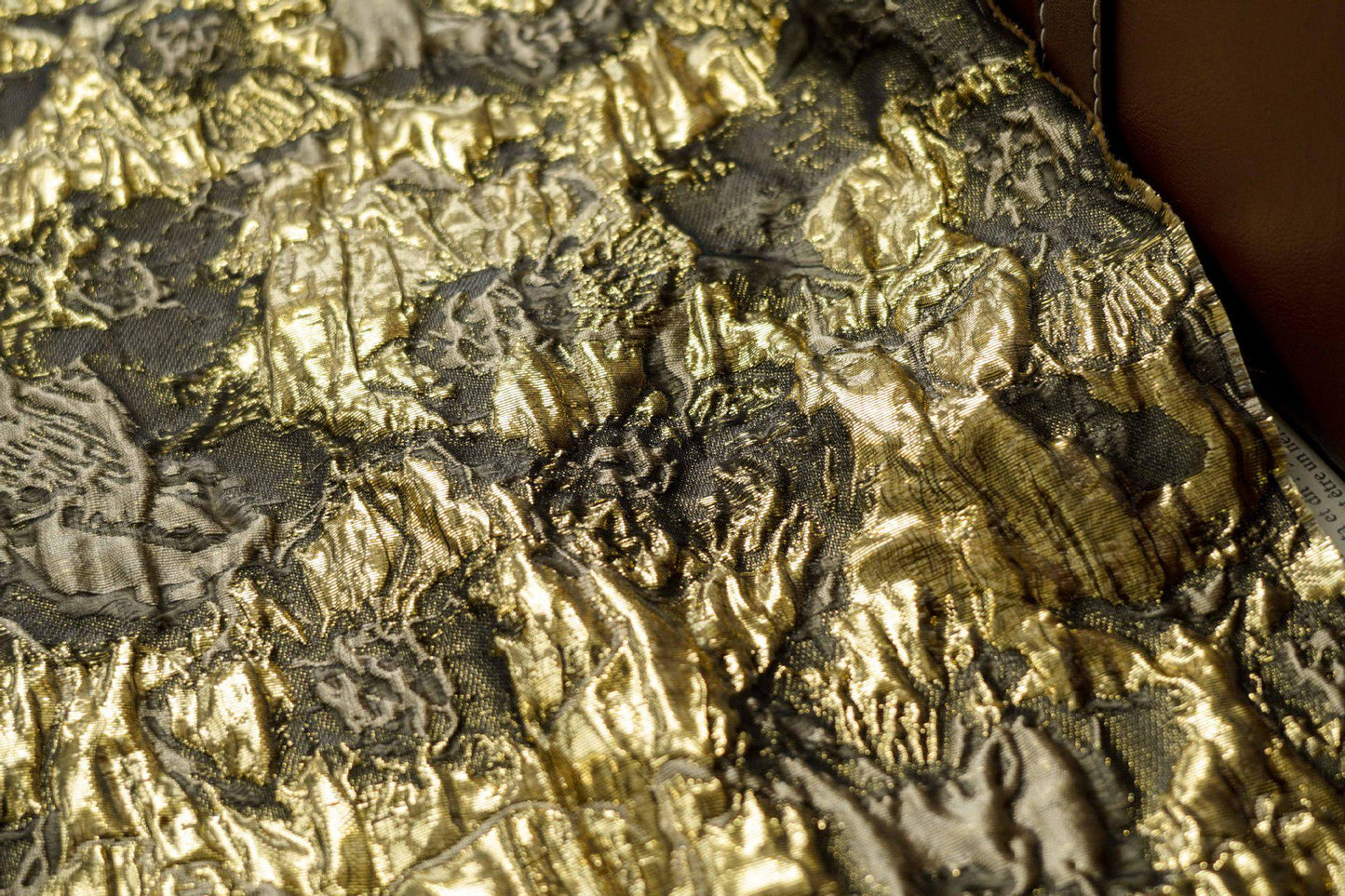 Tissu jacquard métallisé : blocs de couleur en relief pour robes et tenues de soirée