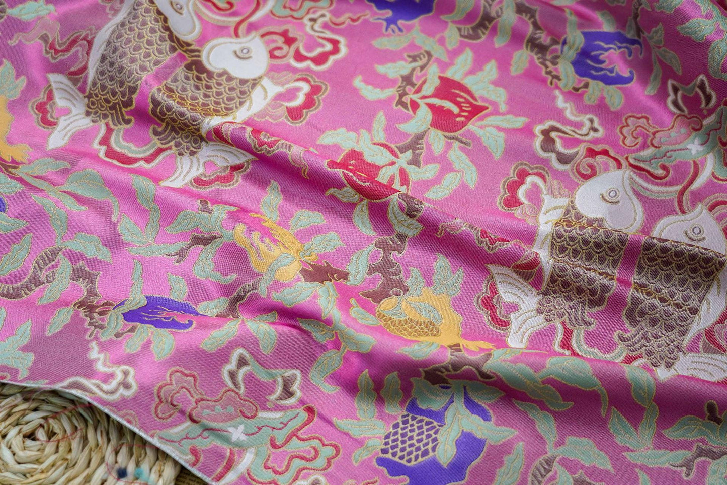 Tissu brocart rose chinois : motif double poisson Poissons, 150 cm de large