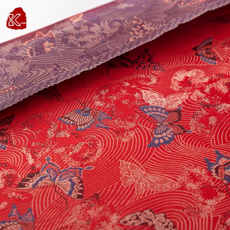 Brocart de soie rouge de Chine : Jacquard à motifs floraux et papillons