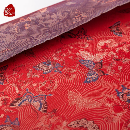 Brocart de soie rouge de Chine : Jacquard à motifs floraux et papillons