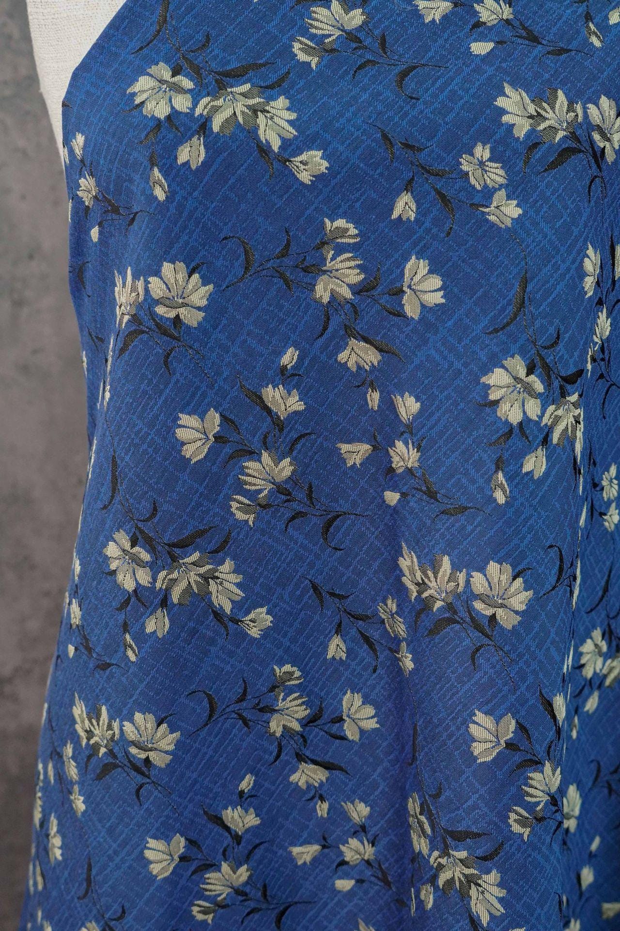 Tissu jacquard floral japonais : Tissu d'ameublement rétro bleu (160 cm de large, vendu au mètre)