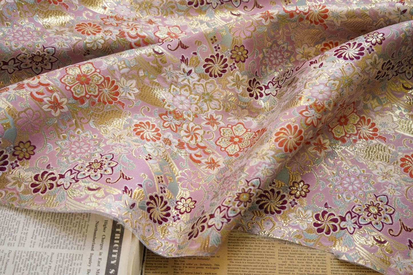 Tissu brocart japonais à fil d'or : Damas floral de bon augure (largeur 60")