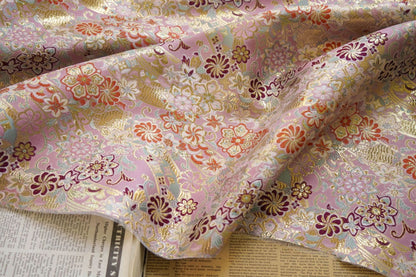 Tissu brocart japonais à fil d'or : Damas floral de bon augure (largeur 60")