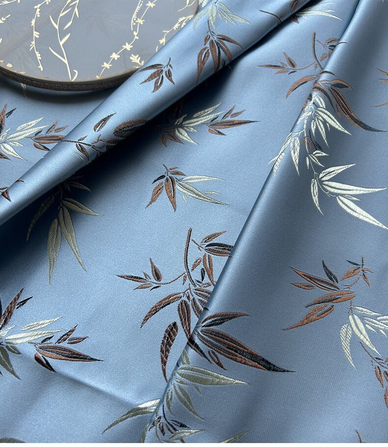 Tissu brocart de soie bleu ciel : feuilles et fleurs de bambou, accents métalliques dorés
