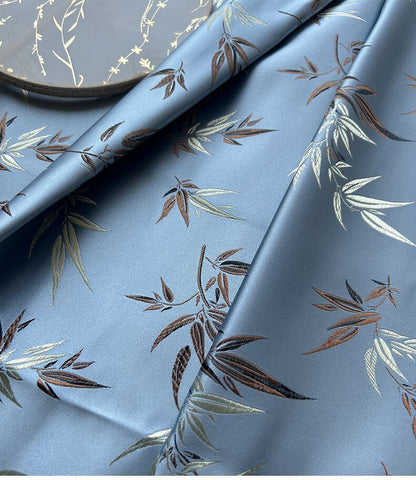 Tissu brocart de soie bleu ciel : feuilles et fleurs de bambou, accents métalliques dorés