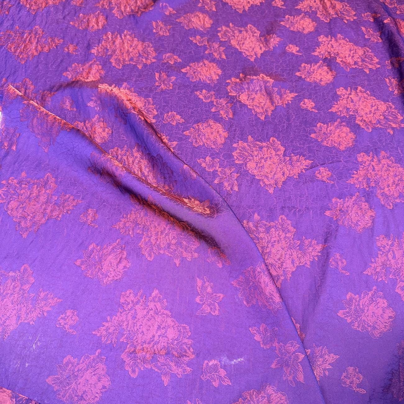 Tissu en rayonne à motif floral vintage : tissu jacquard texturé pour la confection de vêtements, 140 cm