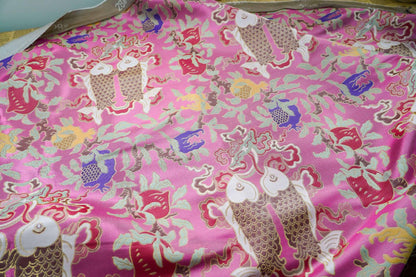Tissu brocart rose chinois : motif double poisson Poissons, 150 cm de large