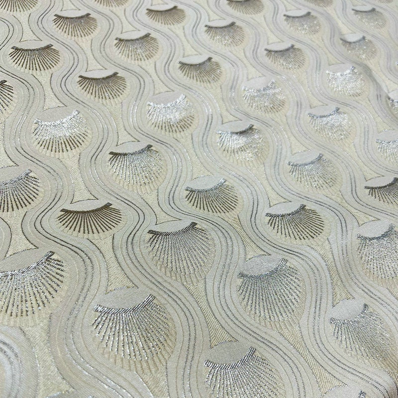 Tissu jacquard à motif plumes de paon : texture 3D avec fil doré (53 po de largeur)