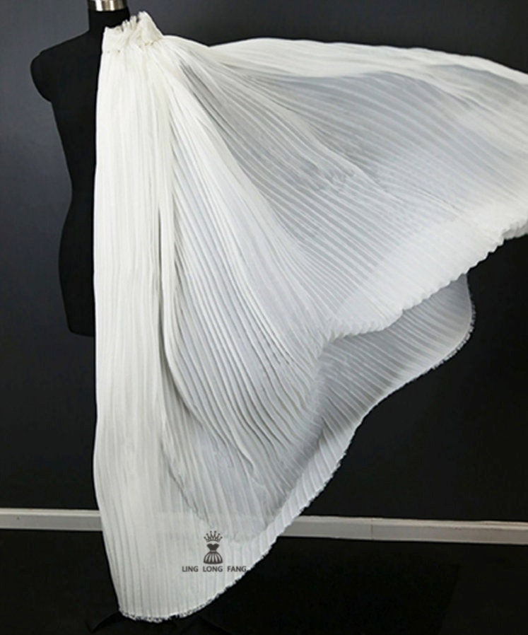 Tissu mousseline plissé : texture crêpe pressée à la main, 150 cm de large