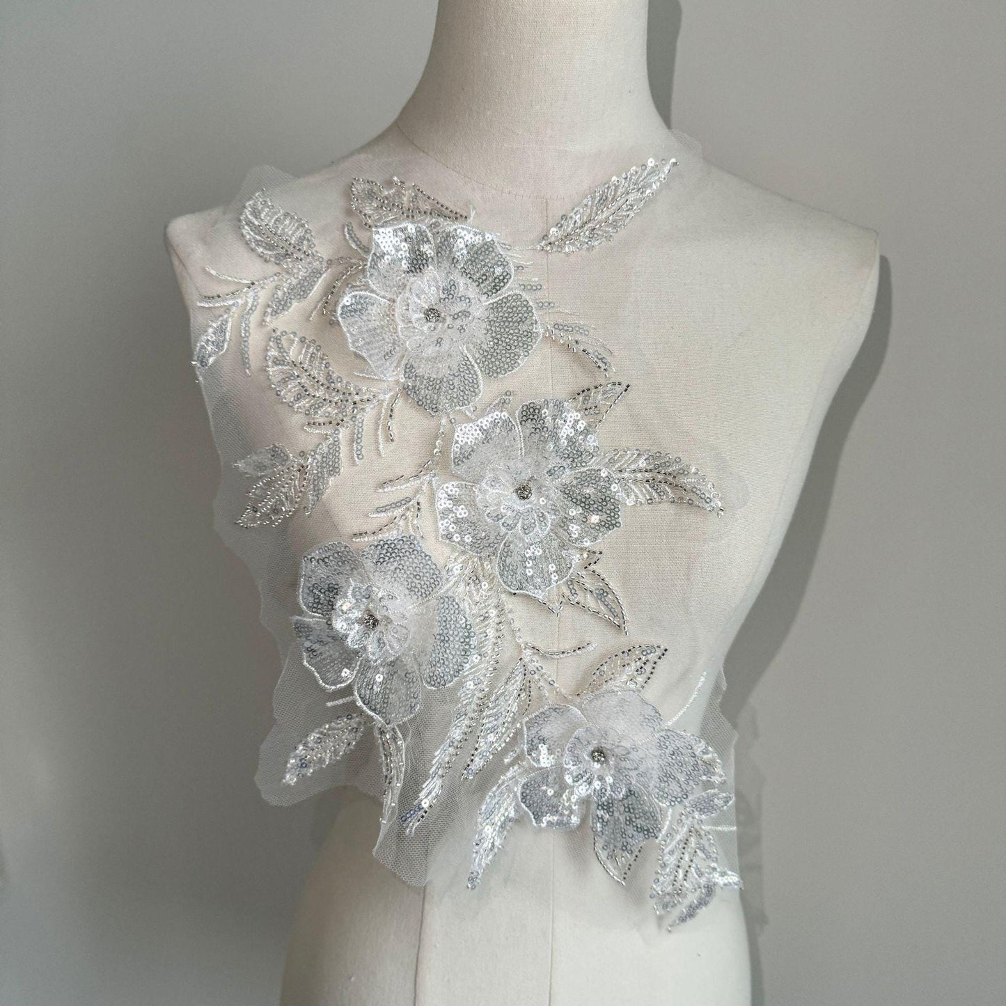Applique florale à paillettes - Autocollant en tissu mesh brodé