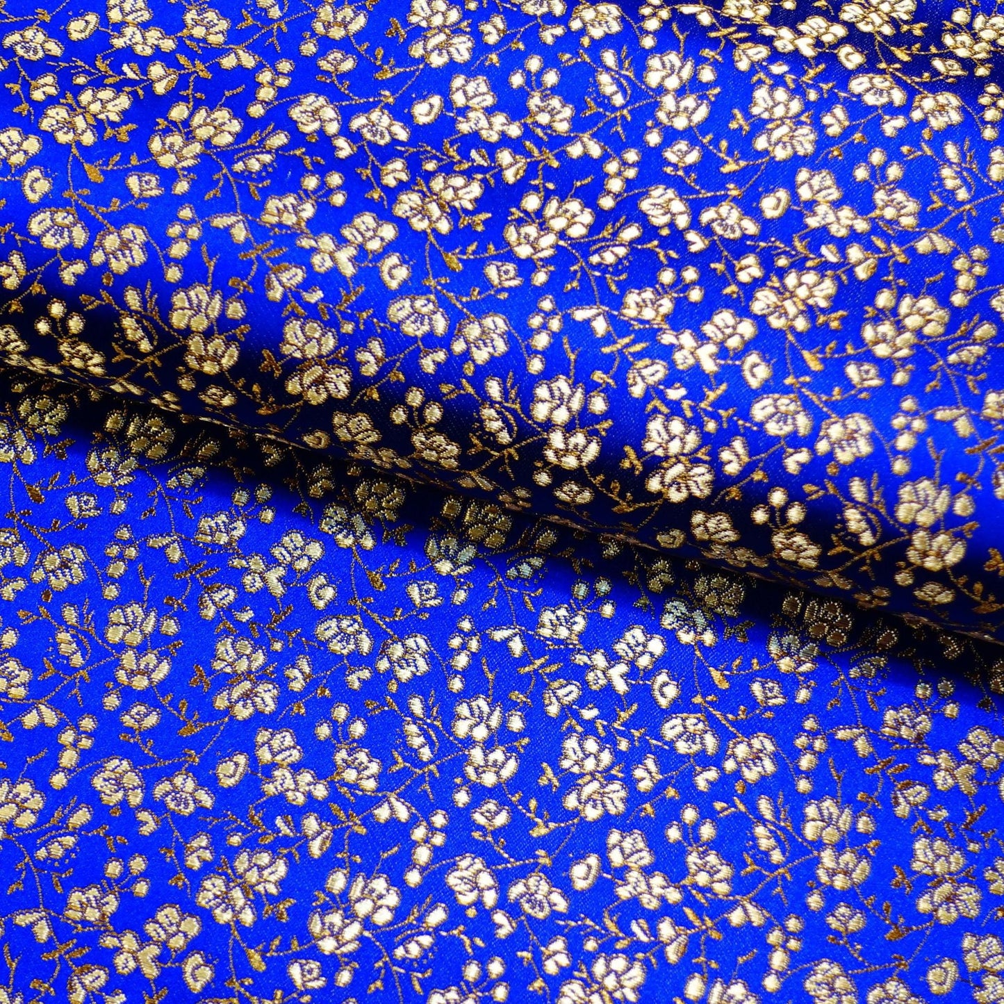 Tissu brocart de soie à motifs floraux : satin de rayonne de 114 cm de large, idéal pour la confection de costumes et l’ameublement, vendu au mètre.