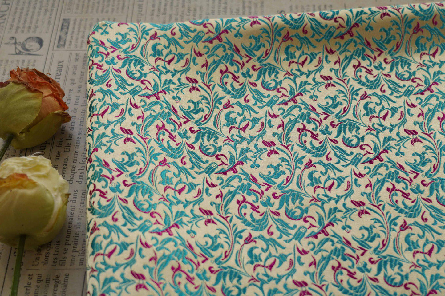 Tissu brocart bleu sarcelle et violet : jacquard Renaissance, 150 cm de large