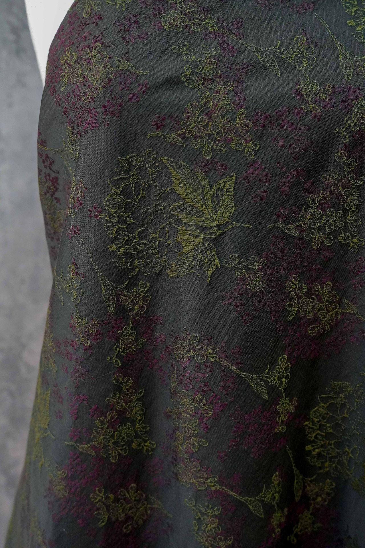 Tissu jacquard floral noir vintage : matière tissée rétro en relief, 145 cm de large