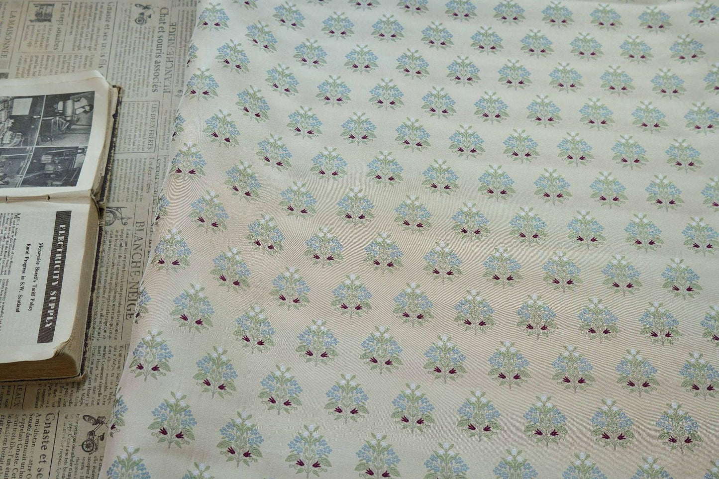 Circular Bouquet Jacquard Woven Fabric: 3D Embossed Floral Upholstery, Costume, Sewing DIY - 63"W