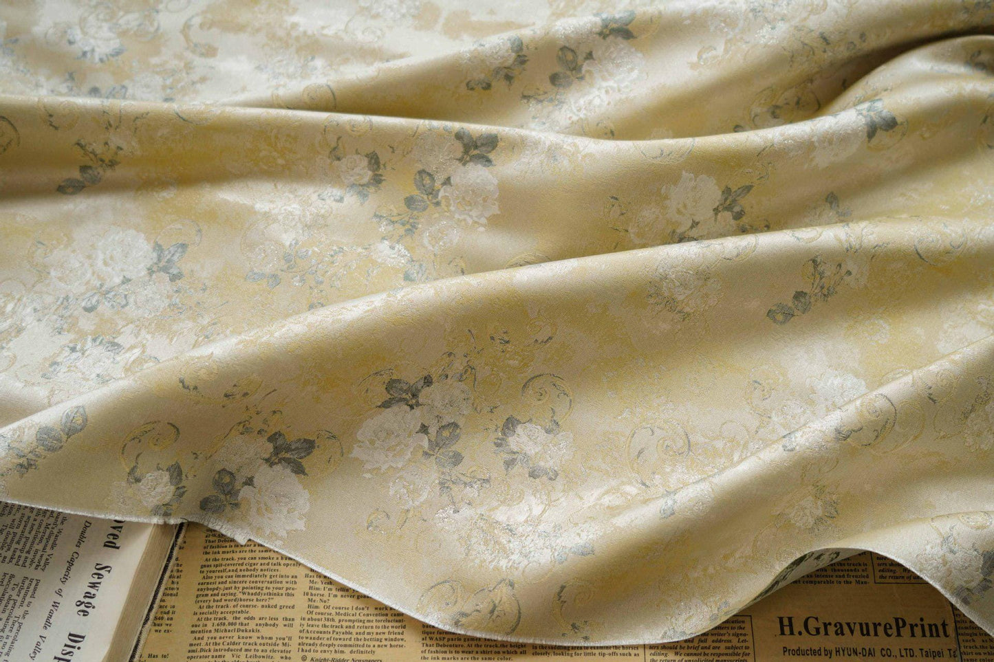 Tissu jacquard floral doré : revêtement d’ameublement réversible en relief, 160 cm de large