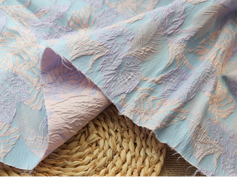 Tissu jacquard à motif de feuilles d'or : texture 3D pour ameublement, robe de bal - 140 cm de large