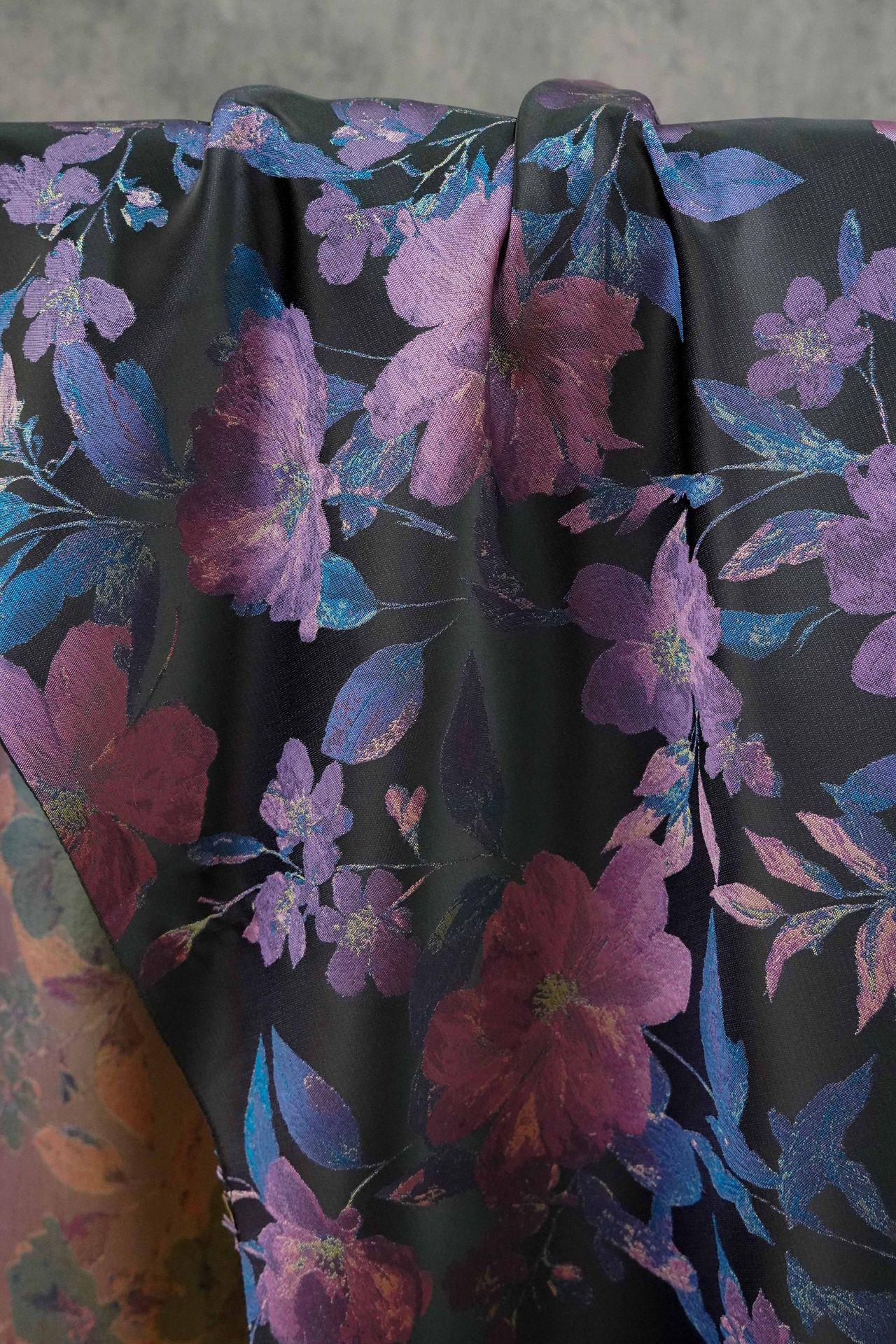 Tissu noir style vintage à motif floral violet tissé, largeur 57 pouces