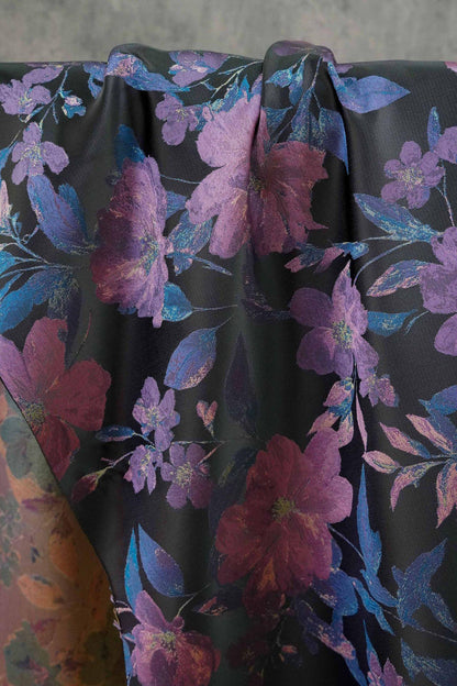 Tissu noir style vintage à motif floral violet tissé, largeur 57 pouces