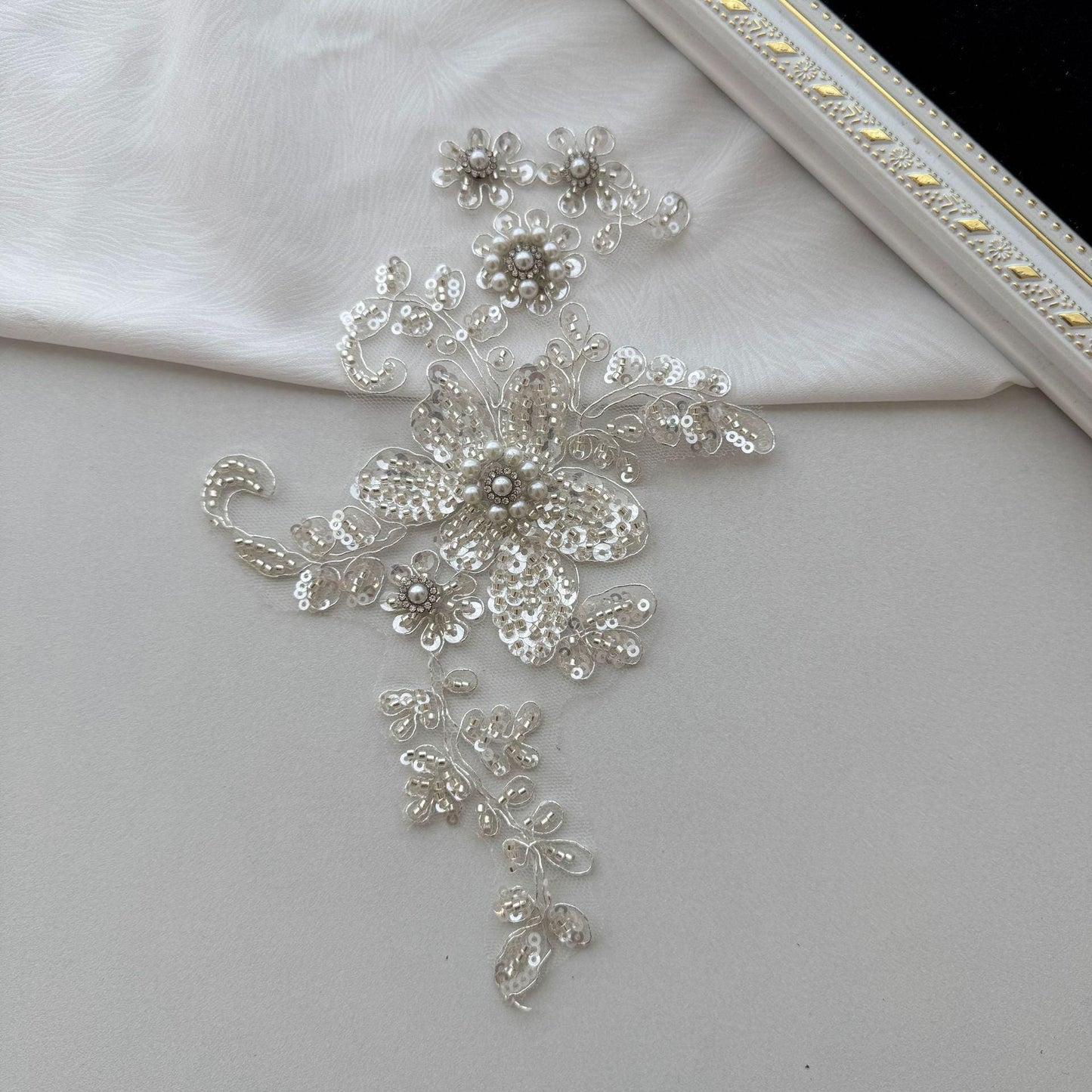 Applique en dentelle brodée de sequins argentés : voile de mariée, décoration de robe de mariée
