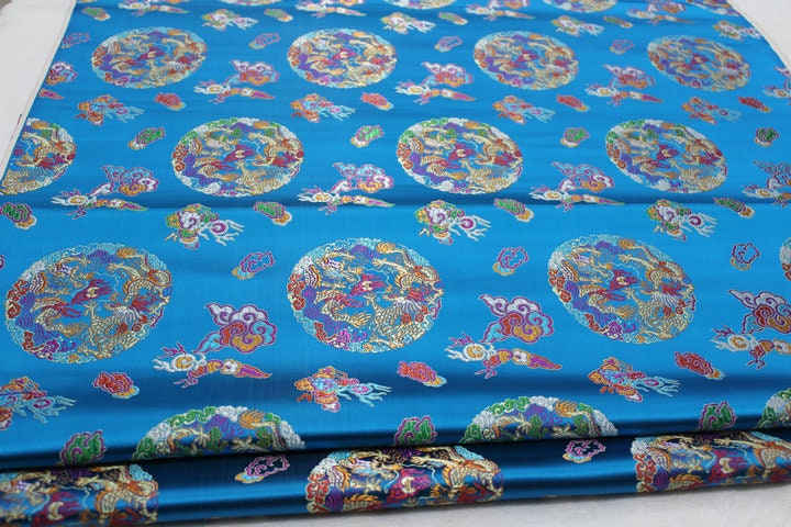 Tissu brocart à motif de dragon chinois : mélange de soie et de rayonne multicolore (largeur : 74 cm)