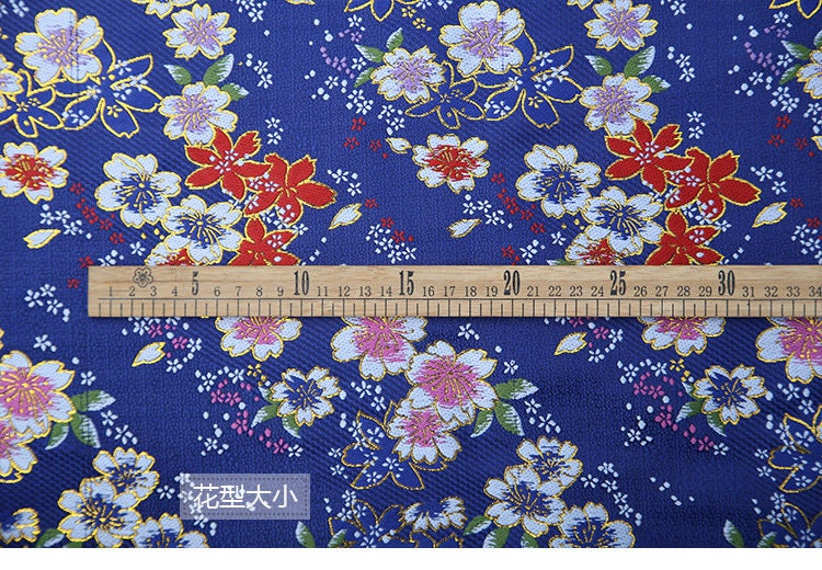 Tissu brocart jacquard à fleurs de cerisier : mélange de soie et de rayonne japonaises
