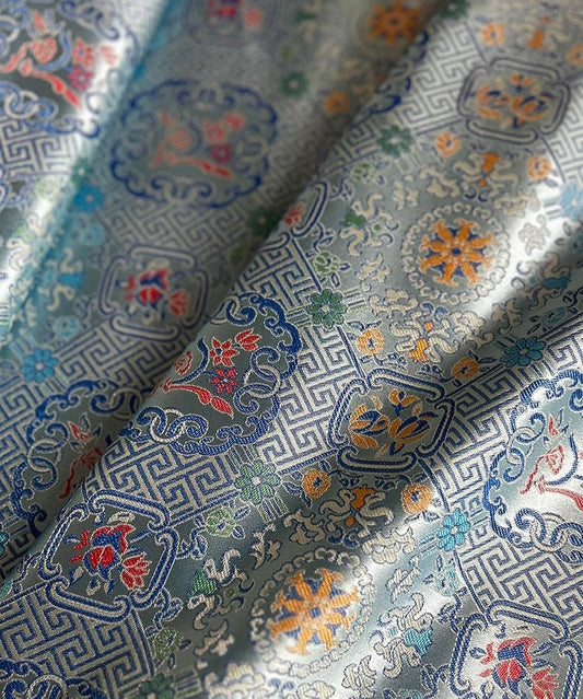 Tissu brocart Chant Bleu Argenté : Grilles de fenêtre chinoises à vœux en rayonne de 55 po de large
