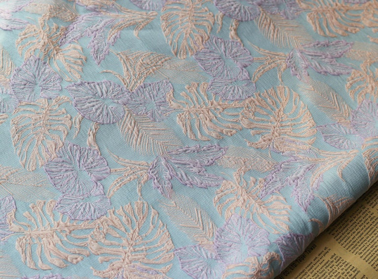 Tissu jacquard à motif de feuilles d'or : texture 3D pour ameublement, robe de bal - 140 cm de large