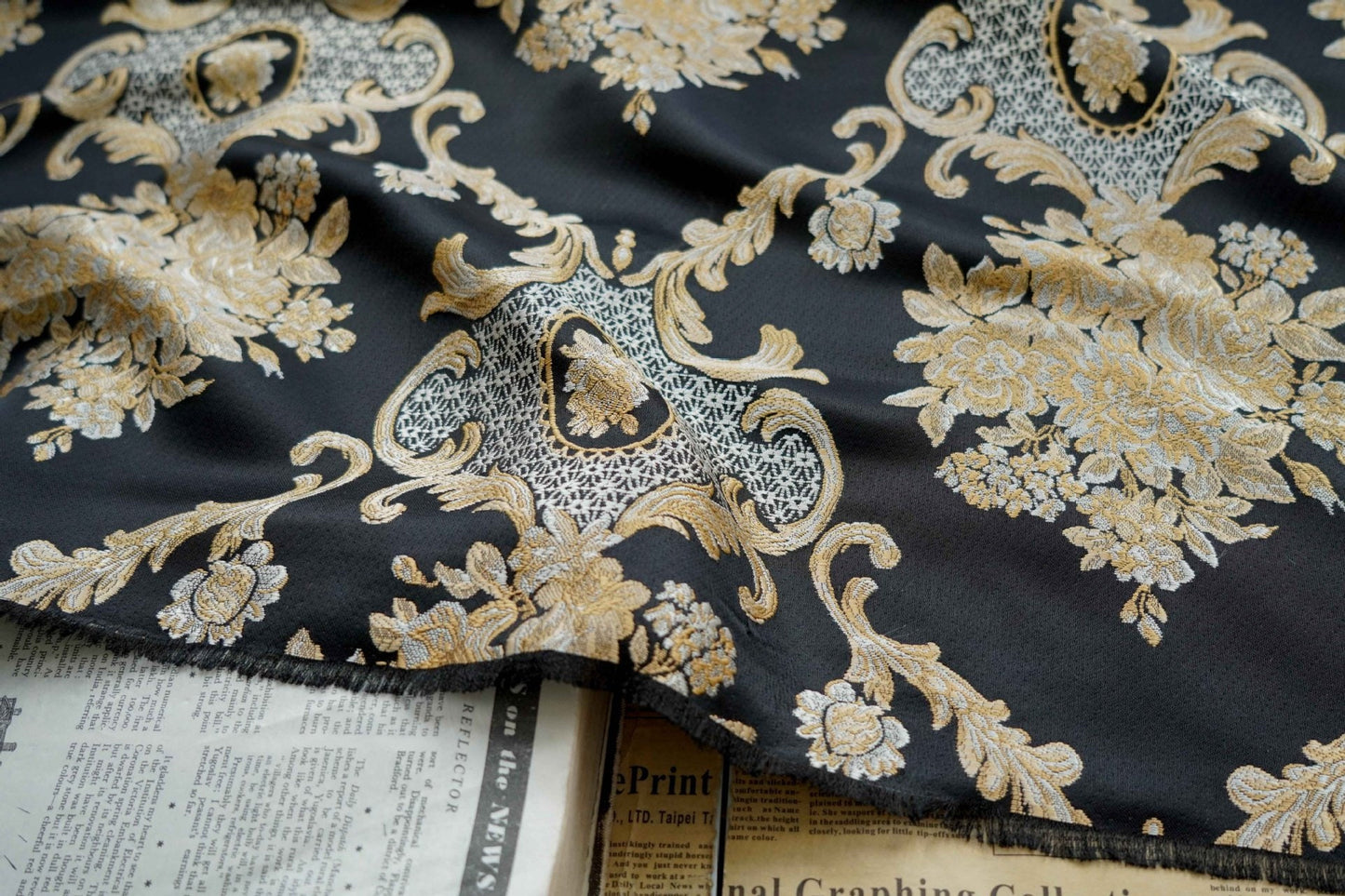 Tissu jacquard brocart style palais rétro : revêtement en polyester de 150 cm de large