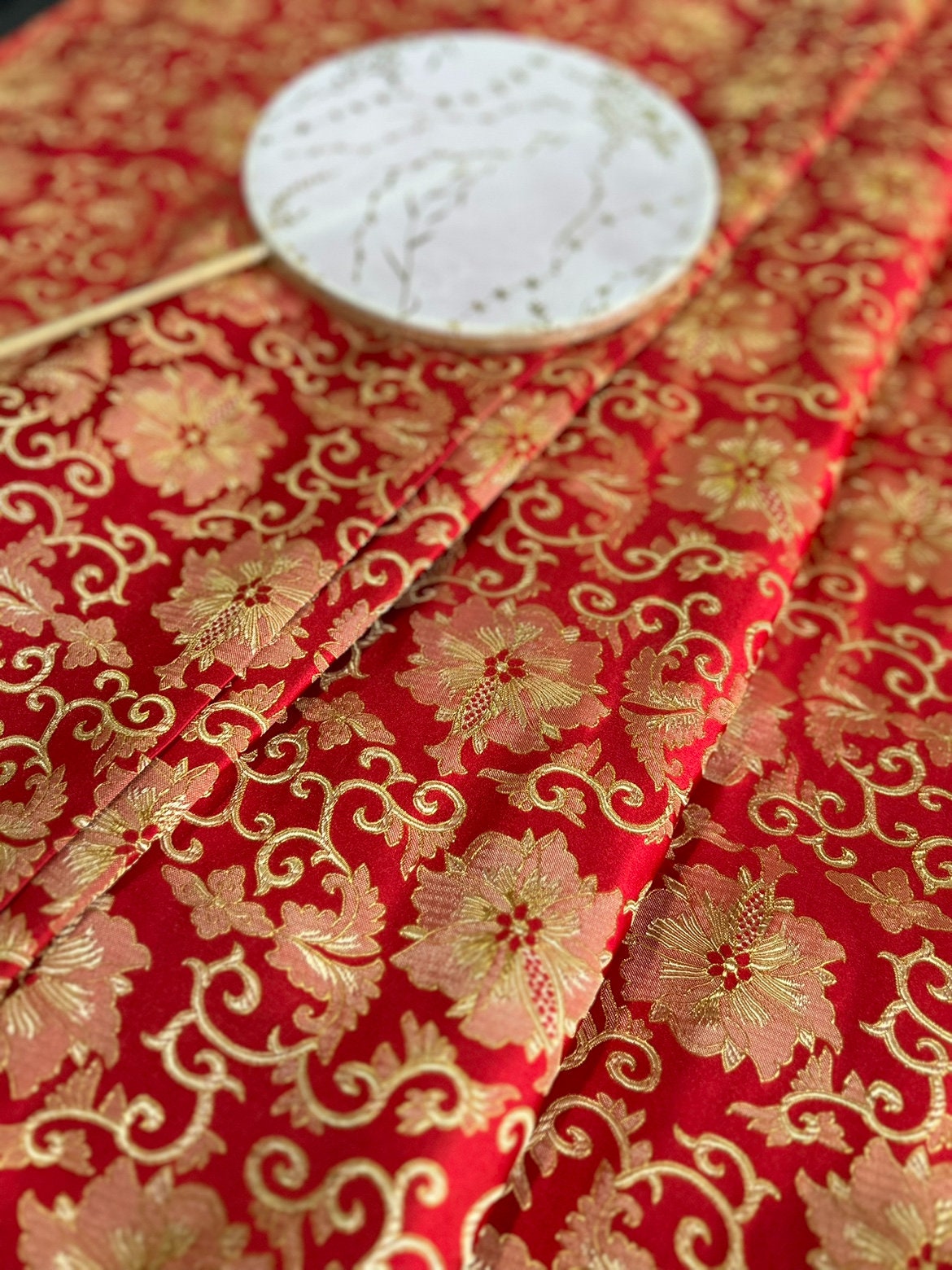 Tissu brocart jacquard à motifs floraux japonais : rayonne rouge et or, 75 cm de large
