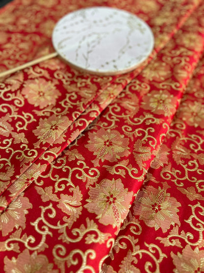 Tissu brocart jacquard à motifs floraux japonais : rayonne rouge et or, 75 cm de large