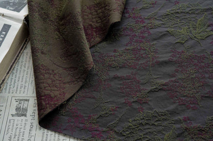 Tissu jacquard floral noir vintage : matière tissée rétro en relief, 145 cm de large
