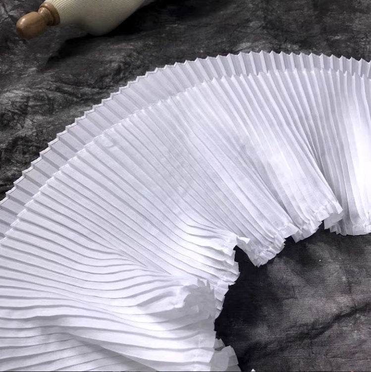 Bordure en coton à plis accordéon : tissu de créateur à texture rigide