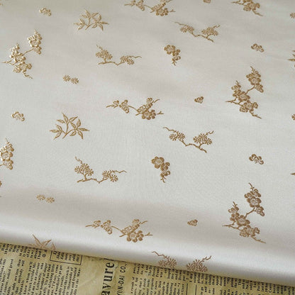 Tissu jacquard satiné ivoire : motif fleurs de prunier en relief, tissé, 165 cm de large