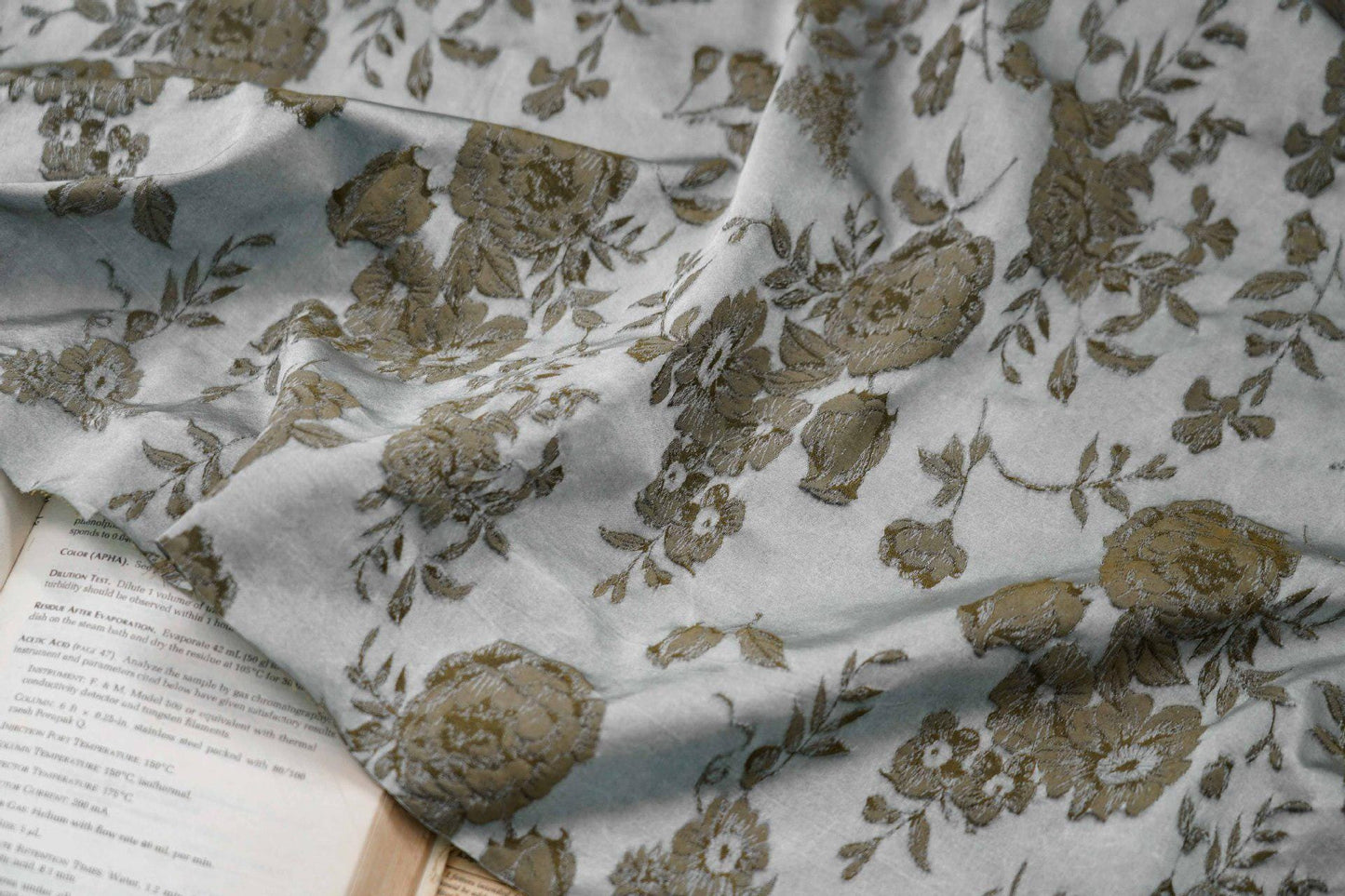 Tissu brocart jacquard à motif floral : mélange de soie et rayonne bleu, 114 cm de large